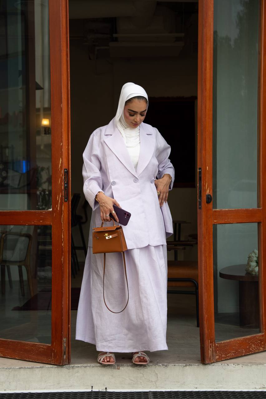 بليزر مع تنورة باللون البنفسجي الفاتح .C:1100