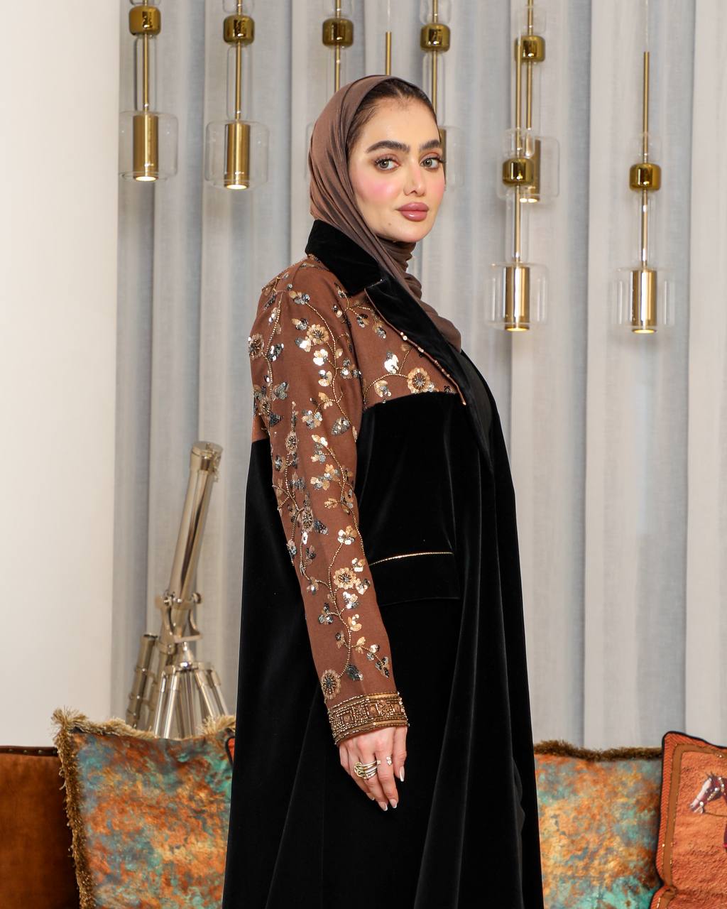 Black velvet blazer with embroidered crepe. C:J1073