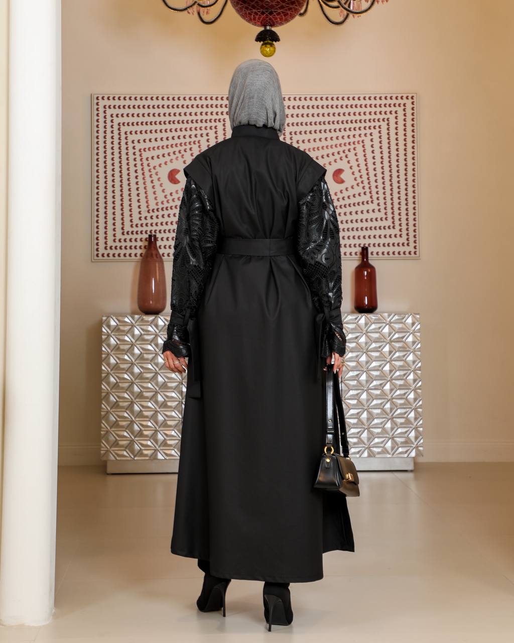 Trench coat with leather on the sleeves. C:J1075