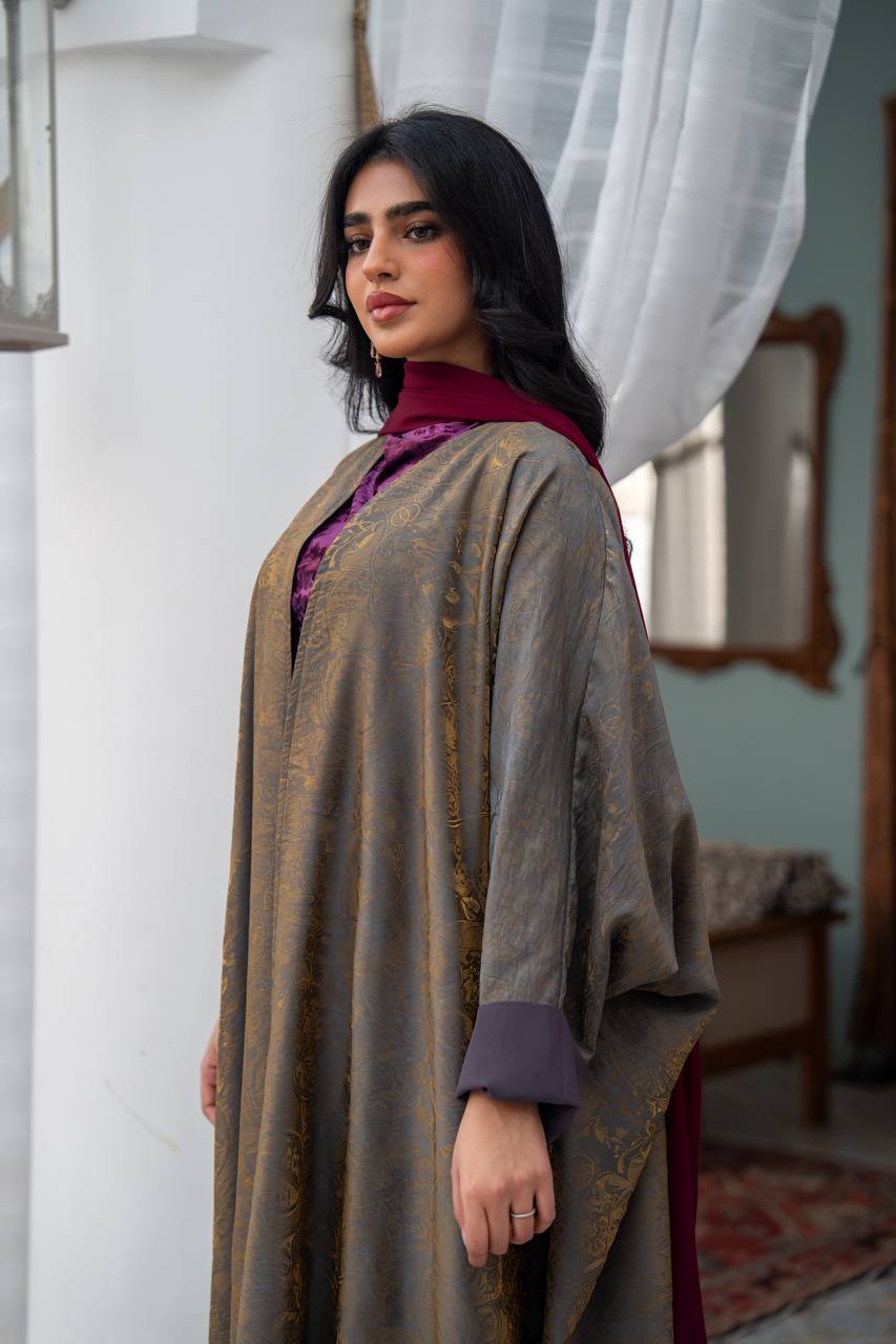 A bisht made of crepe silk. C:J1082