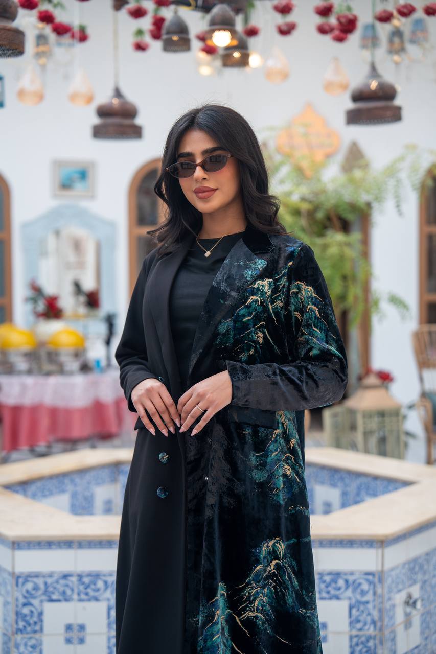 A blazer made of patterned velvet fabric with black crepe.C:j1085