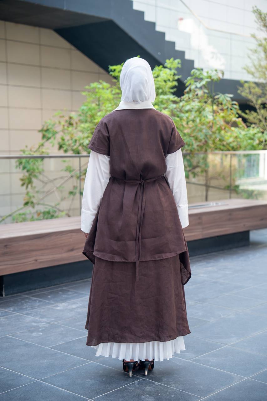 A set consisting of a white shirt, a brown jacket and a skirt. C:J1057