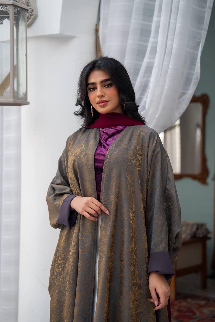 A bisht made of crepe silk. C:J1082