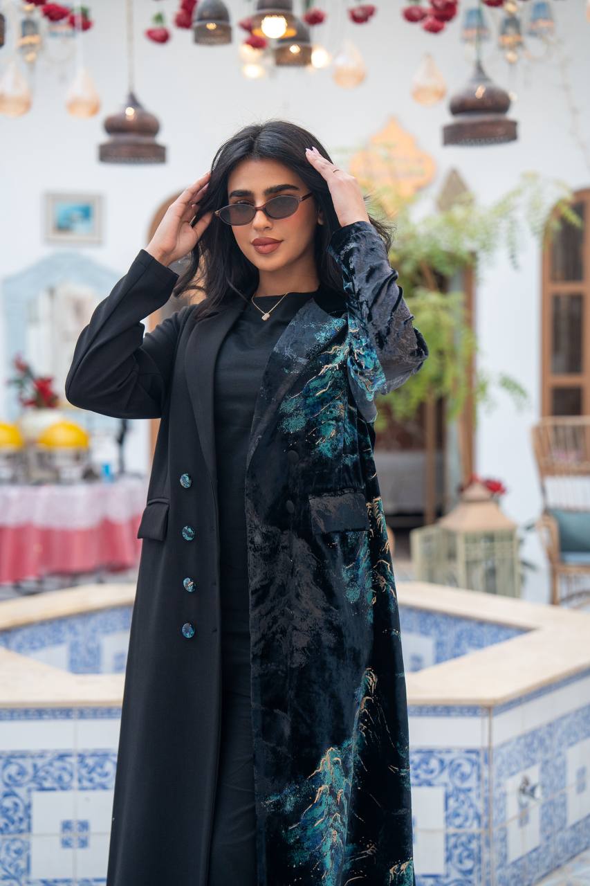 A blazer made of patterned velvet fabric with black crepe.C:j1085